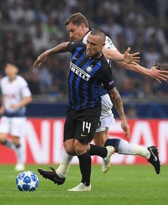 (180919) -- MILAN, Sept. 19, 2018 -- Inter Milan s Radja Nainggolan (Front) vies with Tottenham s Jan Vertonghen during a UEFA Champions League group B match between FC Inter and Tottenham Hotspur, in Milan, Italy, Sept. 18, 2018. FC Inter won 2-1.) (SP)ITALY-MILAN-UEFA CHAMPIONS LEAGUE-INTER-HOTSPUR AlbertoxLingria 