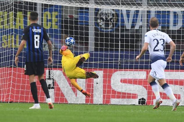(180919) -- MILAN, Sept. 19, 2018 -- Tottenham s Christian Eriksen (1st R) scores his goal during a UEFA Champions League group B match between FC Inter and Tottenham Hotspur, in Milan, Italy, Sept. 18, 2018. FC Inter won 2-1.) (SP)ITALY-MILAN-UEFA CHAMPIONS LEAGUE-INTER-HOTSPUR AlbertoxLingria 