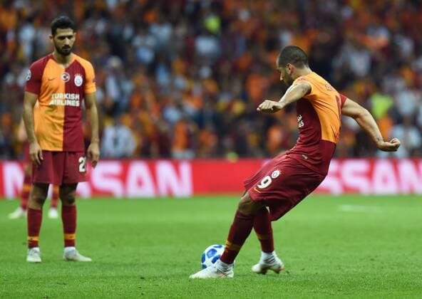 (180919) -- ISTANBUL, Sept. 19, 2018 -- Eren Derdiyok (R) of Galatasaray scores during the 2018-2019 UEFA Champions League Group D match between Turkey s Galatasaray and Russia s Lokomotiv Moscow in Istanbul, Turkey, on Sept. 18, 2018. Galatasaray won 3-0. ) (SP)TURKEY-ISTANBUL-SOCCER-UEFA CHAMPIONS LEAGUE-GALATASARAY VS LOKOMOTIV MOSCOW HexCanling 