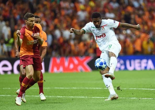 (180919) -- ISTANBUL, Sept. 19, 2018 -- Jefferson Farfan (R) of Lokomotiv Moscow shoots during the 2018-2019 UEFA Champions League Group D match between Turkey s Galatasaray and Russia s Lokomotiv Moscow in Istanbul, Turkey, on Sept. 18, 2018. Galatasaray won 3-0. ) (SP)TURKEY-ISTANBUL-SOCCER-UEFA CHAMPIONS LEAGUE-GALATASARAY VS LOKOMOTIV MOSCOW HexCanling 