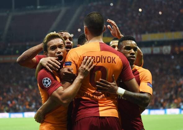 Sport Bilder des Tages (180919) -- ISTANBUL, Sept. 19, 2018 -- Galatasaray players celebrate during the 2018-2019 UEFA Champions League Group D match between Turkey s Galatasaray and Russia s Lokomotiv Moscow in Istanbul, Turkey, on Sept. 18, 2018. Galatasaray won 3-0. ) (SP)TURKEY-ISTANBUL-SOCCER-UEFA CHAMPIONS LEAGUE-GALATASARAY VS LOKOMOTIV MOSCOW HexCanling 