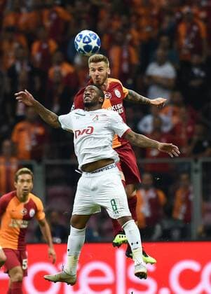 (180919) -- ISTANBUL, Sept. 19, 2018 -- Jefferson Farfan (Front) of Lokomotiv Moscow vies with Serdar Aziz of Galatasaray during the 2018-2019 UEFA Champions League Group D match between Turkey s Galatasaray and Russia s Lokomotiv Moscow in Istanbul, Turkey, on Sept. 18, 2018. Galatasaray won 3-0. ) (SP)TURKEY-ISTANBUL-SOCCER-UEFA CHAMPIONS LEAGUE-GALATASARAY VS LOKOMOTIV MOSCOW HexCanling 