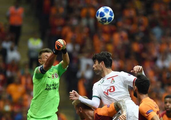 (180919) -- ISTANBUL, Sept. 19, 2018 -- Vedran Corluka(2nd R) of Lokomotiv Moscow vies with Fernando Muslera(1st L) of Galatasaray during the 2018-2019 UEFA Champions League Group D match between Turkey s Galatasaray and Russia s Lokomotiv Moscow in Istanbul, Turkey, on Sept. 18, 2018. Galatasaray won 3-0. ) (SP)TURKEY-ISTANBUL-SOCCER-UEFA CHAMPIONS LEAGUE-GALATASARAY VS LOKOMOTIV MOSCOW HexCanling 