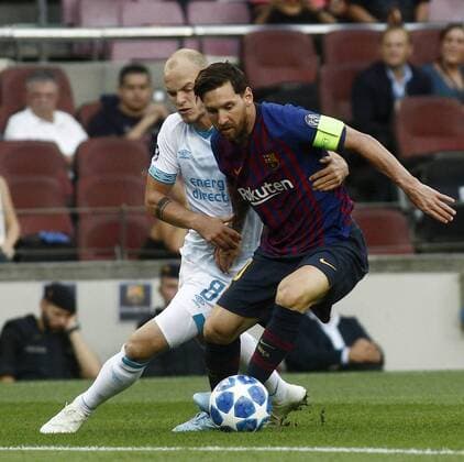 Partido de la Champions League disputado entre Barcelona y PSV. En la imagen, Messi regatea a Hendrix. Champions League match. Barcelona vs PSV. In this picture, Messi dribbles past Hendrix. 