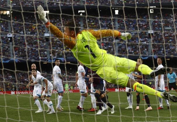 Partido de la Champions League disputado entre Barcelona y PSV. En la imagen, Messi anota el primer tanto.Champions League match. Barcelona vs PSV. In this picture, Messi scores the first goal. 