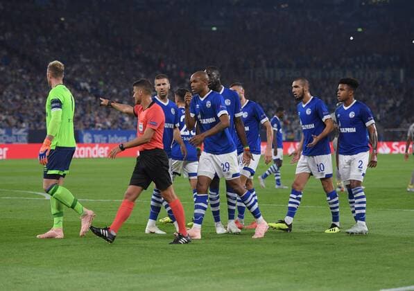 18 09 2018 Football UEFA Champions League Season 2018 2019 Preliminary Round 1 Gameday FC Schalke 04 FC Porto FC Porto hand-to-field referee Jesus Gil Manzano ESP is surrounded by the Schalke players to the right of Naldo FC Schalke 04 Team2