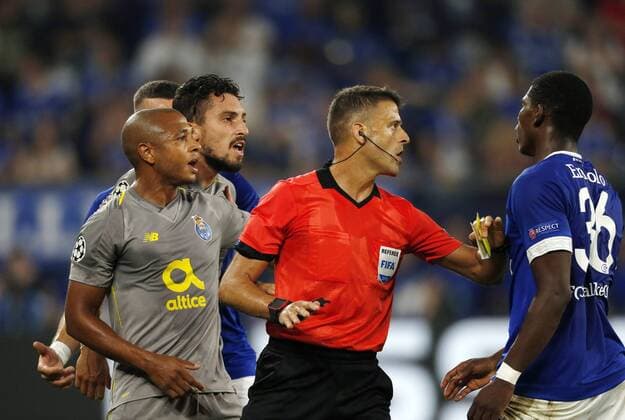 Gelsenkirchen Germany UEFA Champions League Matchday 1 Matchday 1 FC Schalke 04 FC Porto 1 1 in the Veltins Arena on Schalke in Gelsenkirchen on 18 09 2018 Referee Gil MANZANO ESP 2 v re separates Breel EMBOLO S04 re from the Portuguese players According to the requirements of the DFL DFB UEFA FIFA is prohibited from exploiting or exploiting footage shot in the stadium and or from the game in the form of sequence images and or video-like photo series