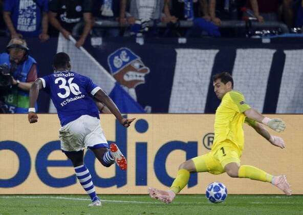 Gelsenkirchen Germany UEFA Champions League 1 Gameday Matchday 1 FC Schalke 04 FC Porto 1 1 in Veltins Arena on Schalke in Gelsenkirchen on 18 09 2018 Breel EMBOLO S04 li scored the 1 0 against Iker CASILLAS FC According to the DFL DFB UEFA FIFA regulations It forbids to use or to make use of photos taken in the stadium and or by the game in the form of sequence pictures and or video-like photo series