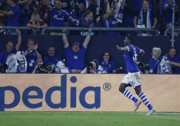 Gelsenkirchen Germany UEFA Champions League Matchday 1 Matchday 1 FC Schalke 04 FC Porto 1 1 in the Veltins Arena on Schalke in Gelsenkirchen on 18 09 2018 Breel EMBOLO S04 li scores 1 0 and looks forward to the northern curve According to the DFL DFB UEFA FIFA guidelines It is forbidden to use or process photo shoots in the stadium and or the game in the form of sequence pictures and or video-like photo series