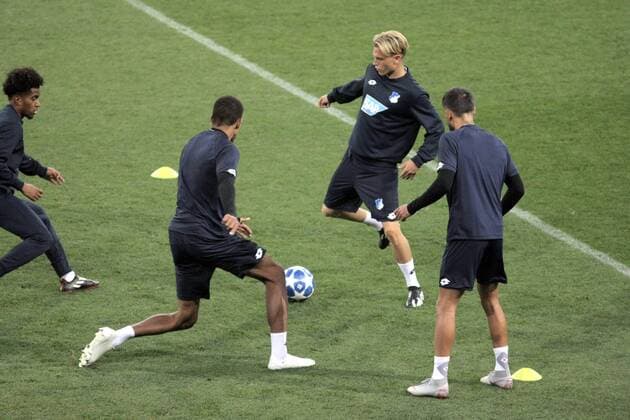 Forward Robin Hack (2nd R) is seen in action during a pre-match open training session of TSG 1899 Hoffenheim ahead of the UEFA Champions League Group F fixture against FC Shakhtar Donetsk, Kharkiv, northeastern Ukraine, September 18, 2018. The encounter is scheduled to take place at Kharkiv s Metalist Stadium on September 19. Ukrinform. Hoffenheim s open training session in Kharkiv  Copyright: xVyacheslavxMadiyevskyyx