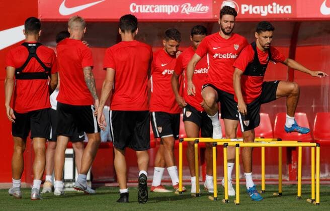 Sevilla FC players attend the team s training session in Seville, Spain, 19 September 2018. Sevilla FC faces Standard Liege in a Europa League match at Sanchez Pijuan stadium 20 September 2018. Sevilla FC training session !ACHTUNG: NUR REDAKTIONELLE NUTZUNG!  Copyright: xJulioxMunozx GRAF6095 20180919-636729539401458215