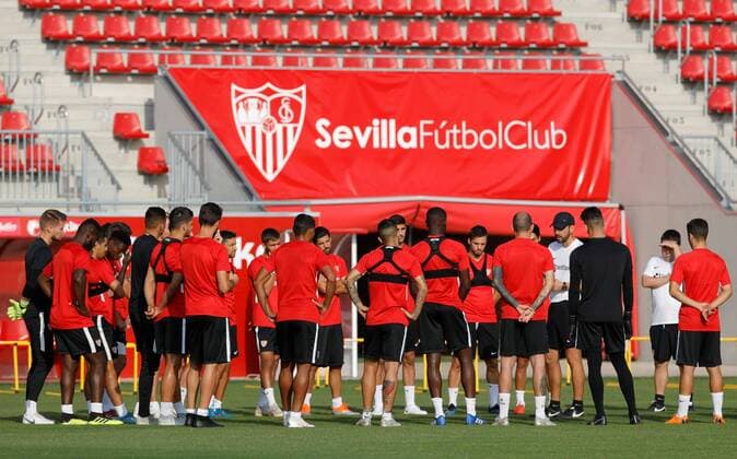 Sevilla FC players attend the team s training session in Seville, Spain, 19 September 2018. Sevilla FC faces Standard Liege in a Europa League match at Sanchez Pijuan stadium 20 September 2018. Sevilla FC training session !ACHTUNG: NUR REDAKTIONELLE NUTZUNG!  Copyright: xJulioxMunozx GRAF6100 20180919-636729539455052967