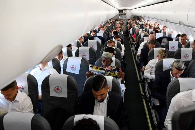 Sport Bilder des Tages SOCCER - EL, RB Leipzig vs RBS SALZBURG,AUSTRIA,19.SEP.18 - SOCCER - UEFA Europa League, group stage, RasenBallsport Leipzig vs Red Bull Salzburg, departure from Salzburg Airport. Image shows players of RBS. GEPAxpictures xFlorianxErtl