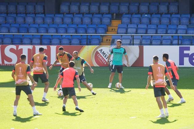 Villarreal CF s head coach, Javi Calleja (C), next to his players during a team s training session at Ceramica stadium in Villarreal, eastern Spain, 19 September 2018. Villarreal will face Glasgow Rangers in a UEFA Europa League match on 20 September. Training session !ACHTUNG: NUR REDAKTIONELLE NUTZUNG!  Copyright: xDomenechxCastellóx GRAF6360 20180919-636729637839346644