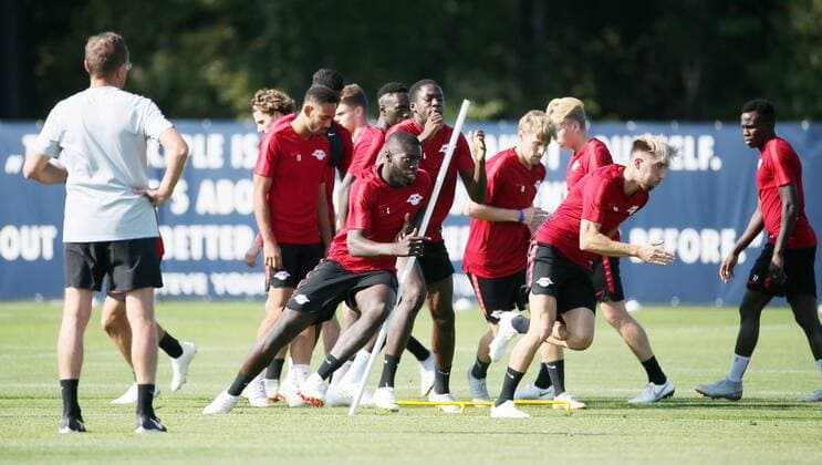 RB Leipzig Training Football Leipzig 19 09 2018 Red Bull Academy Football Rasenballsport Leipzig RB Leipzig Training before the Euroleague game against FC Salzburg In the picture Warming exercises with head coach Ralf Rangnick RB Leipzig Dayot Upamecano and Kevin Kampl