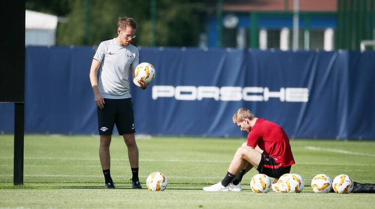 RB Leipzig Training Football Leipzig 19 09 2018 Red Bull Academy Football Rasenballsport Leipzig RB Leipzig Training before the Euroleague match against FC Salzburg In the picture individual training by Timo Werner left Sports psychologist Max Pelka