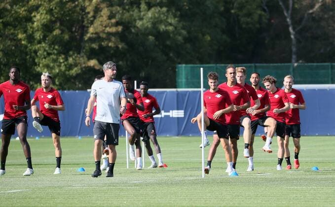 RB Leipzig Training Football Leipzig 19 09 2018 Red Bull Academy Football Rasenballsport Leipzig RB Leipzig Training before the Euroleague game against FC Salzburg In the picture warming exercises with athletic trainer Kai Kraft