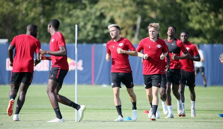 RB Leipzig Training Football Leipzig 19 09 2018 Red Bull Academy Football Rasenballsport Leipzig RB Leipzig Training before the Euroleague game against FC Salzburg In the picture Warming exercises Running with Ibrahima Konat® Konate Kevin Kampl Emil Forsberg