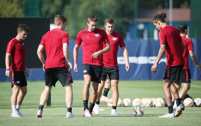 RB Leipzig Training Football Leipzig 19 09 2018 Red Bull Academy Football Rasenballsport Leipzig RB Leipzig Training before the Euroleague game against FC Salzburg Im Bild Ball work with Diego Demme Marcel Halstenberg Stefan Ilsanker Willi Orban and Yussuf Poulsen