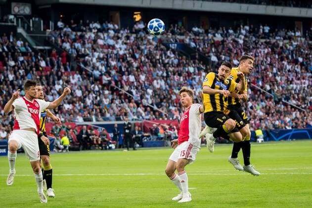 (L-R) Klaas Jan Huntelaar of Ajax, Vasileios Lampropoulos of AEK Athens, Carel Eiting of Ajax, Andre Simoes of AEK Athens, Ezepuiel Ponce of AEK Athens during the UEFA Champions League group E match between Ajax Amsterdam and AEK FC at the Johan Cruijff Arena on September 19, 2018 in Amsterdam, The Netherlands UEFA Champions League 2018 2019 xVIxVIxImagesx xRonaldxBonestrooxIVx 12172551