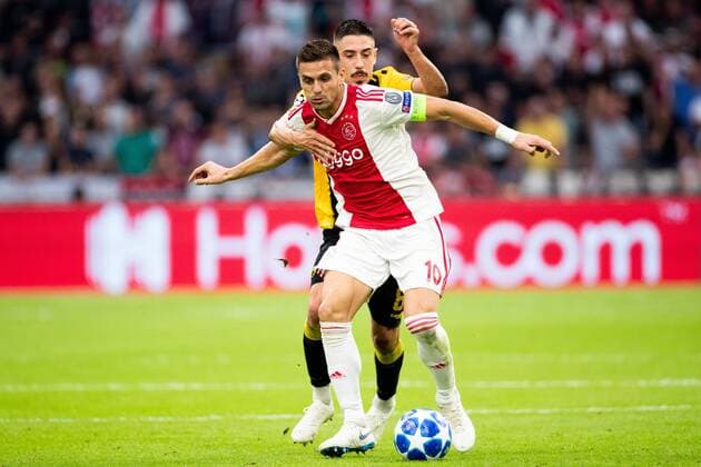 Dusan Tadic of Ajax, Andre Simoes of AEK Athens FC during the UEFA Champions League group E match between Ajax Amsterdam and AEK FC at the Johan Cruijff Arena on September 19, 2018 in Amsterdam, The Netherlands UEFA Champions League 2018 2019 xVIxVIxImagesx xTomxBodexMultimediaxIVx 12172556