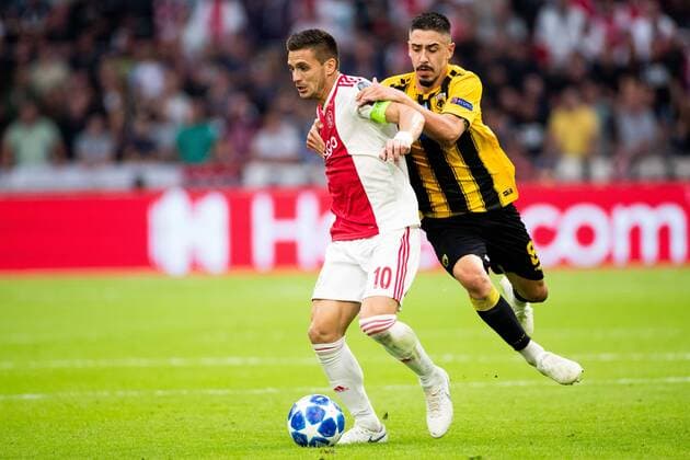 Dusan Tadic of Ajax, Andre Simoes of AEK Athens FC during the UEFA Champions League group E match between Ajax Amsterdam and AEK FC at the Johan Cruijff Arena on September 19, 2018 in Amsterdam, The Netherlands UEFA Champions League 2018 2019 xVIxVIxImagesx xTomxBodexMultimediaxIVx 12172559