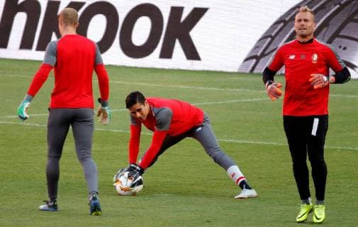 Standard Lieja s goalkeepers, Belgians Arnaud Bodart (L) and Jean Francois Gillet (R) and Mexican Guillermo Ochoa participate in a training session at the Sanchez Pizjuan stadium, in Seville, Andalusia, Spain, 19 September 2018. Standard Lieja will face Sevilla FC tomorrow in the groups phase of the UEFA Europa League. Standard Lieja s training session !ACHTUNG: NUR REDAKTIONELLE NUTZUNG!  Copyright: xJulioxMunozx SEV05 20180919-636729838120181356
