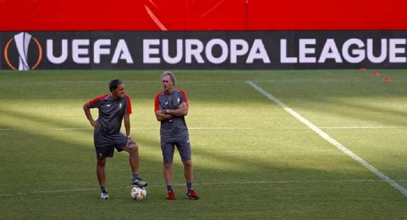 Standard Lieja s head coach Michel Preud homme (R) participates in a training session at the Sanchez Pizjuan stadium, in Seville, Andalusia, Spain, 19 September 2018. Standard Lieja will face Sevilla FC tomorrow in the groups phase of the UEFA Europa League. Standard Lieja s training session !ACHTUNG: NUR REDAKTIONELLE NUTZUNG!  Copyright: xJulioxMunozx SEV07 20180919-636729838185181770