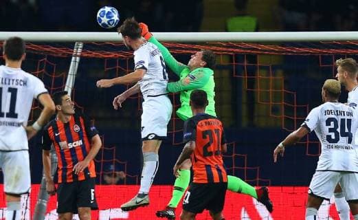 19.09.2018 Kharkiv(Ukraine) FC Shakhtar Donetsk-TSG 1899 Hoffenheim UEFA men s football champions league Havard Nordtveit (3L)TSG 1899 Hoffenheim shoot on goal between Taras Stepanenko(2L) and Andriy Pyatov(4L) FC Shakhtar goalkeeper :Str 