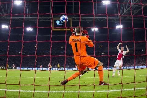 AMSTERDAM, AFC Ajax - AEK Athens FC, football, Champions League, season 2018-2019, 19-09-2018, Stadium Johan Cruijff Arena, Ajax player Donny van de Beek (R) scores 2-0, AEK Athens goalkeeper Vassilis Barkas (M) Ajax - AEK Athens  x2476926x