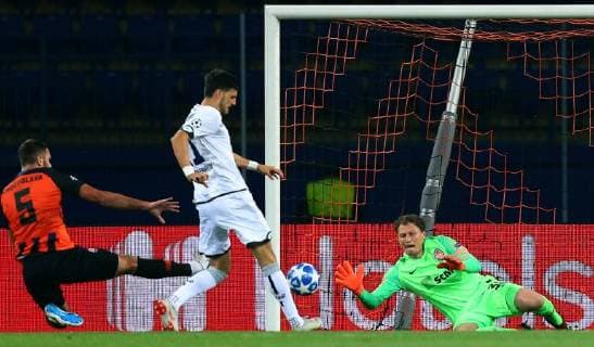 19.09.2018 Kharkiv(Ukraine) FC Shakhtar Donetsk-TSG 1899 Hoffenheim UEFA men s football champions league Florian Grillitsch(C) TSG 1899 Hoffenheim shoot on goal of Andriy Pyatov(R) FC Shakhtar :Str 