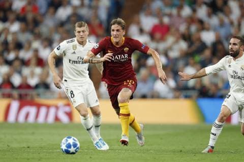 (L-R) Toni Kroos of Real Madrid, Nicolo Zaniolo of AS Roma, Daniel Carvajal of Real Madrid during the UEFA Champions League group G match between Real Madrid and AS Roma at the Santiago Bernabeu stadium on September 19, 2018 in Madrid, Spain UEFA Champions League 2018 2019 xVIxVIxImagesx xMauricexvanxSteenxIVx 12173852