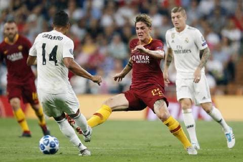 (L-R) Casemiro of Real Madrid, Nicolo Zaniolo of AS Roma Toni Kroos of Real Madrid during the UEFA Champions League group G match between Real Madrid and AS Roma at the Santiago Bernabeu stadium on September 19, 2018 in Madrid, Spain UEFA Champions League 2018 2019 xVIxVIxImagesx xMauricexvanxSteenxIVx 12173853