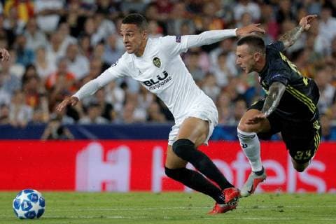 Juventus Italian striker Federico Bernardeschi (R) and Valencia s Brazilian striker Rodrigo Moreno (L) vie for the ball during the UEFA Champions League first round groups phase match between Valencia CF and Juventus, at the Mestalla stadium, in Valencia, Valencian Community, Spain, 19 September 2018. Valencia FC vs. Juventus !ACHTUNG: NUR REDAKTIONELLE NUTZUNG!  Copyright: xJuanxCarlosxCardenasx VAL04 20180919-636729909510132896
