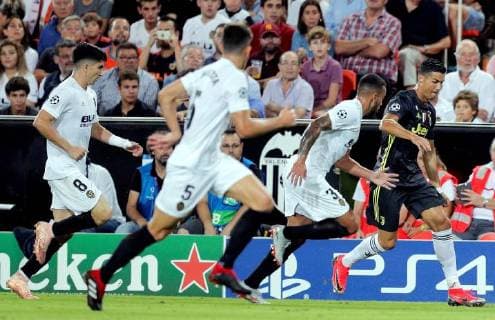 Juventus Protuguese striker Cristiano Ronaldo (R) during the UEFA Champions League first round groups phase match between Valencia CF and Juventus, at the Mestalla stadium, in Valencia, Valencian Community, Spain, 19 September 2018. Valencia FC vs. Juventus !ACHTUNG: NUR REDAKTIONELLE NUTZUNG!  Copyright: xKaixForsterlingx VAL06 20180919-636729910829664161