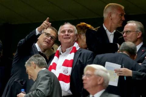 Deputy Chairman Jan Christian Dreesen FC Bayern Muenchen right President Uli Hoeness FC Bayern Munich Benfica Lisbon vs Bayern Munich Muenchen Soccer Champions League Group Stage 19 09 2018 Benfica vs FC Bayern Muenchen vs Soccer Champions League Group Stage 19 09 2018 Lisbon Copyright: xLanger Eibner-Pressefotox EP_HLR