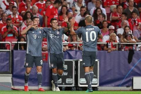 September 19, 2018 - Lisbon, Portugal - Bayern Munich s forward Robert Lewandowski from Poland celebrates with teammates after scoring during the UEFA Champions League Group E football match SL Benfica vs Bayern Munich at the Luz stadium in Lisbon, Portugal on September 19, 2018. UEFA Champions League Group E football match SL Benfica vs Bayern Munich - ZUMAf123 20180919_zap_f123_002 Copyright: xPedroxFiuzax