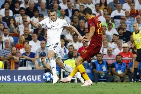 Real Madrid s Welsh striker Gareth Bale (L) and AS Roma s Argentinian defender Federico Fazio during the UEFA Champions League first round groups phase match between Real Madrid and AS Roma at the Santiago Bernabeu stadium, in Madrid, Community of Madrid, Spain, 19 September 2018. Real Madrid vs. AS Roma !ACHTUNG: NUR REDAKTIONELLE NUTZUNG!  Copyright: xJ.P.xGandulx MAD09 20180919-636729916852691670
