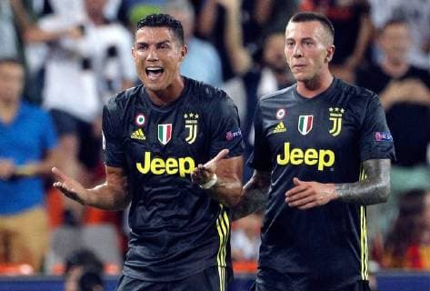 Sport Themen der Woche KW38 Sport Bilder des Tages Juventus Protuguese striker Cristiano Ronaldo (L) reacts after being expelled during the UEFA Champions League first round groups phase match between Valencia CF and Juventus, at the Mestalla stadium, in Valencia, Valencian Community, Spain, 19 September 2018. Valencia FC vs. Juventus !ACHTUNG: NUR REDAKTIONELLE NUTZUNG!  Copyright: xJuanxCarlosxCardenasx VAL08 20180919-636729917522387743