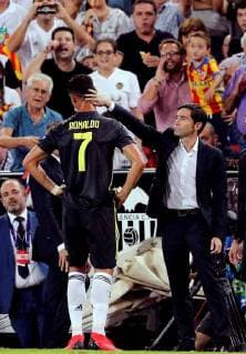 Juventus Portuguese striker Cristiano Ronaldo (L) talks to Valencia s head coach Marcelino Garcia during the UEFA Champions League first round groups phase match between Valencia CF and Juventus, at the Mestalla stadium, in Valencia, Valencian Community, Spain, 19 September 2018. Valencia FC vs. Juventus !ACHTUNG: NUR REDAKTIONELLE NUTZUNG!  Copyright: xKaixForsterlingx VAL10 20180919-636729918801944077