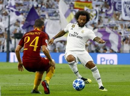 Real Madrid s Brazilian defender Marcelo Vieira (R) and AS Roma s midfielder Alessandro Florenzi vie for the ball during the UEFA Champions League first round groups phase match between Real Madrid and AS Roma at the Santiago Bernabeu stadium, in Madrid, Community of Madrid, Spain, 19 September 2018. Real Madrid vs. AS Roma !ACHTUNG: NUR REDAKTIONELLE NUTZUNG!  Copyright: xJ.P.Gandulx MAD17 20180919-636729926010763389