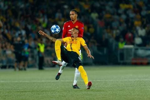 Bern Switzerland 19 09 2018 UEFA Champions League 2018 19 Season Preliminary Round Group Stage Group H 1 Gameday BSC Young Boys Manchester United Guillaume Hoarau YBB and Chris Smalling MAN in a duel DeFodi048