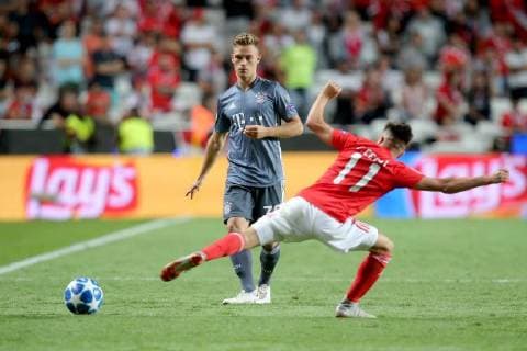 Joshua Kimmich FC Bayern Muenchen 32 Franco Cervi Benfica Lisbon 11 Benfica Lisbon vs Bayern Munich Muenchen Soccer Champions League Group Stage 19 09 2018 Benfica vs FC Bayern Muenchen vs Soccer Champions League Group Stage 19 09 2018 Lisbon Copyright: xLanger Eibner-Pressefotox EP_HLR