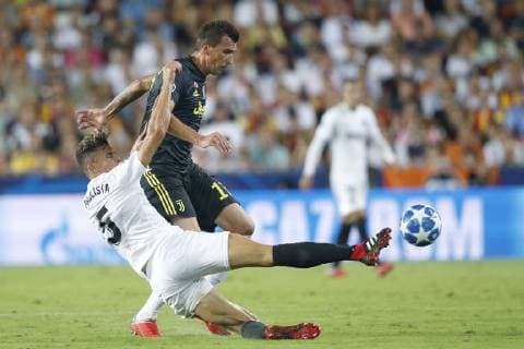 VALENCIA, 19-09-2018, Stadium Mestalla, season 2018 2019, Champions League football. Valencia player Gabriel Juventus player Mario Mandzukic during the match Valencia CF - Juventus Valencia - Juventus  x2477569x