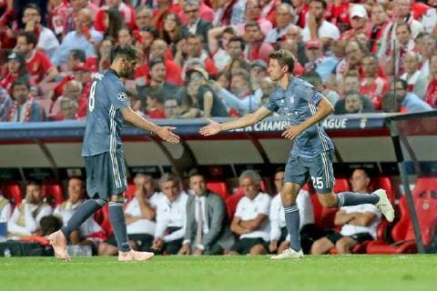 Javier Martinez FC Bayern Muenchen 8 is substituted for Thomas Mueller Bayern Munich 25 Benfica vs Bayern Munich Muenchen Soccer Champions League Group Stage 19 09 2018 Benfica vs FC Bayern Munich vs Soccer Champions League Group Stage 19 09 2018 Lisbon Copyright: xLanger Eibner-Pressefotox EP_HLR
