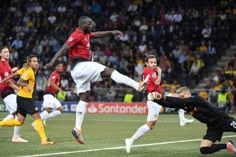 Soccer UEFA Champions League BSC Young Boys Manchester United FC Berne Switzerland 19 09 2018 Football UEFA Champions League Season 2018 2019 BSC Young Boys Manchester United Manchester City FC Romelu Lukaku against YB goalkeeper David von Ballmoos on the right