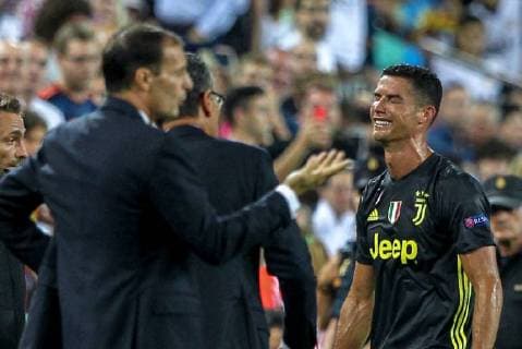 Sport Bilder des Tages 19th September 2018, Mestalla, Valencia, Spain; UEFA Champions League football, Valencia versus Juventus; Juventus Turin coach Massimiliano Allegri gives instructions to their players while Cristiano Ronaldo of Juventus Turin leaves the pitch after seeing a red card  ActionPlus12063910 PedroxSalado