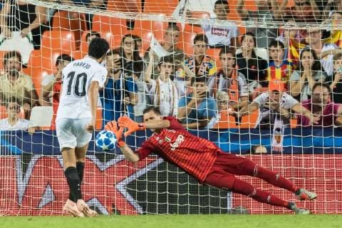 goalkeeper Wojciech Szczesny of Juventus FC stops a penalty (L-R) Daniel Parejo of Valencia CF, goalkeeper Wojciech Szczesny of Juventus FC during the UEFA Champions League group H match between Valencia FC and Juventus FC at Estadi de Mestalla on September 19, 2018 in Valencia, Spain UEFA Champions League 2018 2019 xVIxVIxImagesx xGerritxvanxKeulenxIVx 12174664