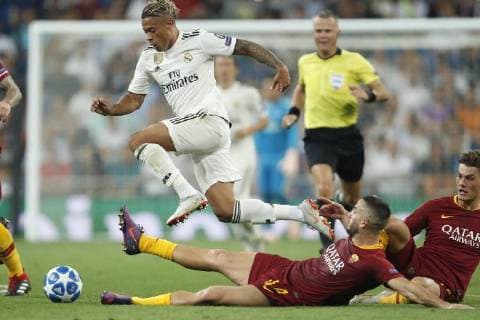 (L-R) Mariano Diaz of Real Madrid, referee Bjorn Kuipers, Kostas Manolas of AS Roma, Patrik Schick of AS Roma during the UEFA Champions League group G match between Real Madrid and AS Roma at the Santiago Bernabeu stadium on September 19, 2018 in Madrid, Spain UEFA Champions League 2018 2019 xVIxVIxImagesx xMauricexvanxSteenxIVx 12174665