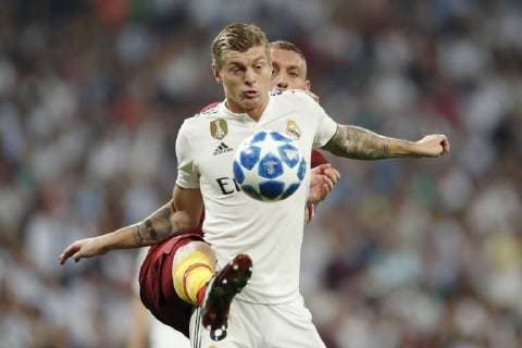 (L-R) Toni Kroos of Real Madrid, Daniele De Rossi of AS Roma during the UEFA Champions League group G match between Real Madrid and AS Roma at the Santiago Bernabeu stadium on September 19, 2018 in Madrid, Spain UEFA Champions League 2018 2019 xVIxVIxImagesx xMauricexvanxSteenxIVx 12174666